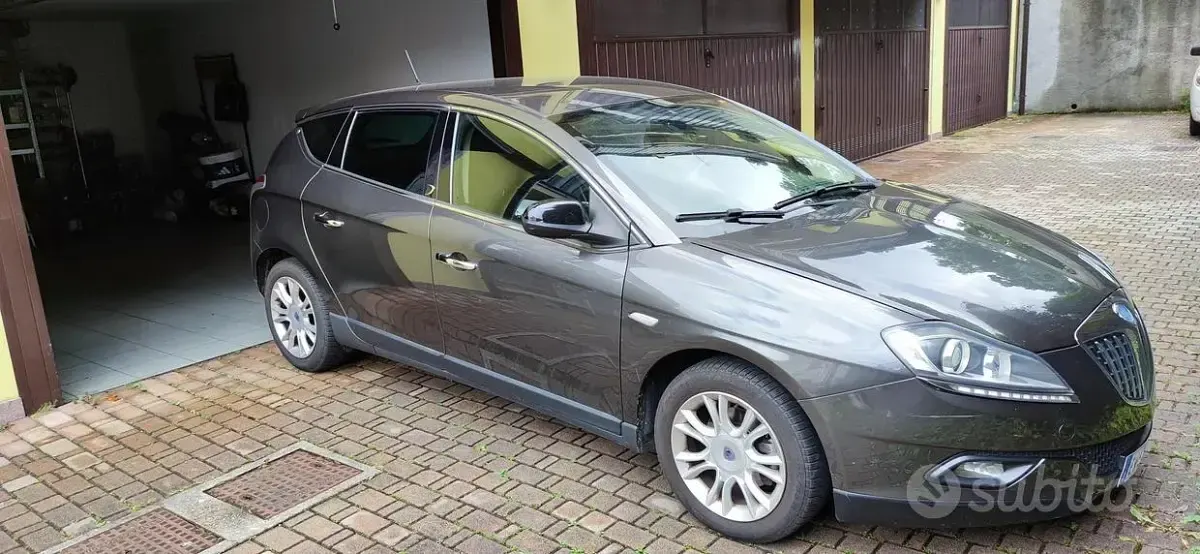 Usata Lancia Delta 120 CV (88 kW) 2012 Grigio Utilitaria