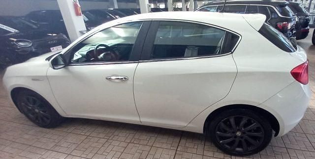 Usata Alfa Romeo Giulietta Super 120 CV (88 kW) 2016 Bianco Utilitaria