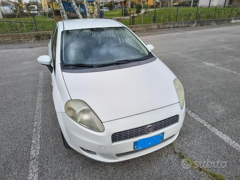 Usata Fiat Grande Punto 77 CV (56 kW) 2009 Bianco Utilitaria