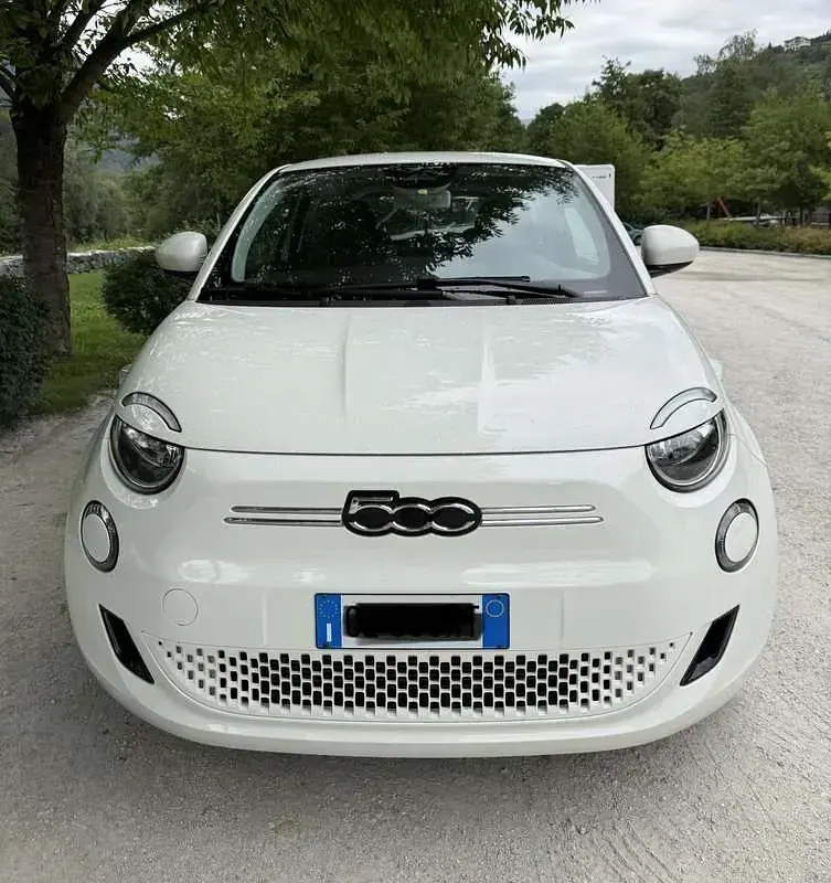 Usata Fiat 500e Icon 86 kW (118 CV) 2022 Bianco Utilitaria