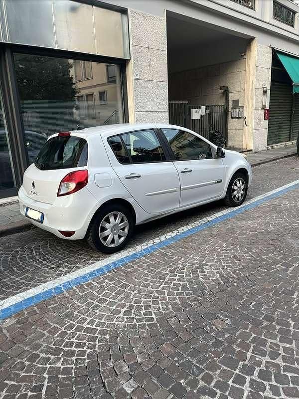 Usata Renault Clio II 75 CV (55 kW) 2010 Berlina