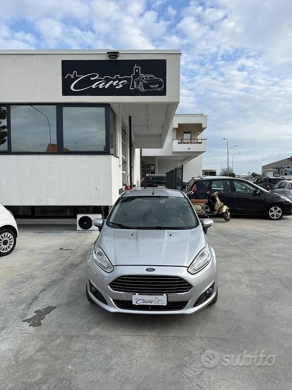 Usata Ford Fiesta Titanium 75 CV (55 kW) 2015 Grigio Berlina