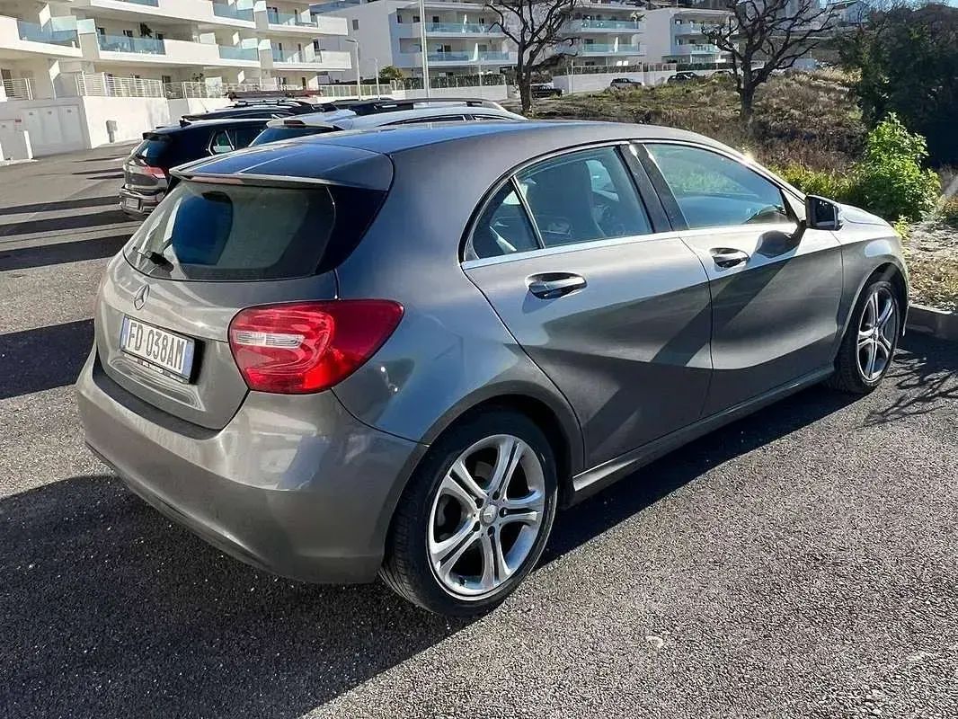 Usata Mercedes A180 109 CV (80 kW) 2016 Argento Berlina