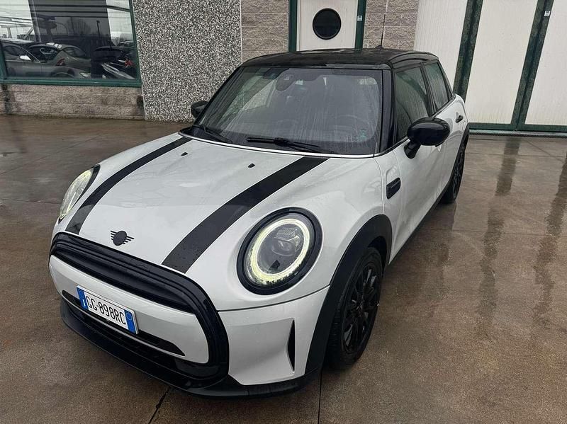 White silver metallic Usata 2021 Mini Cooper Essential Utilitaria | 21.990 € (Cara) - Immagine 1/4