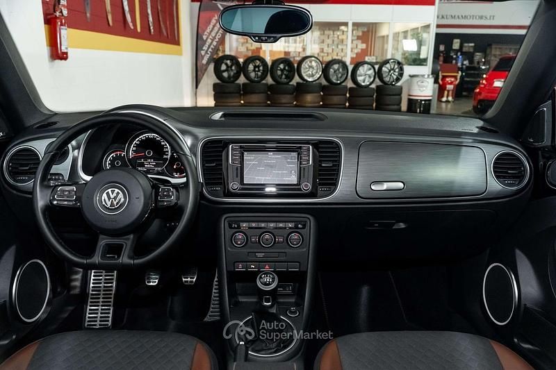 Usata VW Beetle Cabriolet Allstar 105 CV (77 kW) 2016 Dark bronze met. cod. "b8q" Cabrio