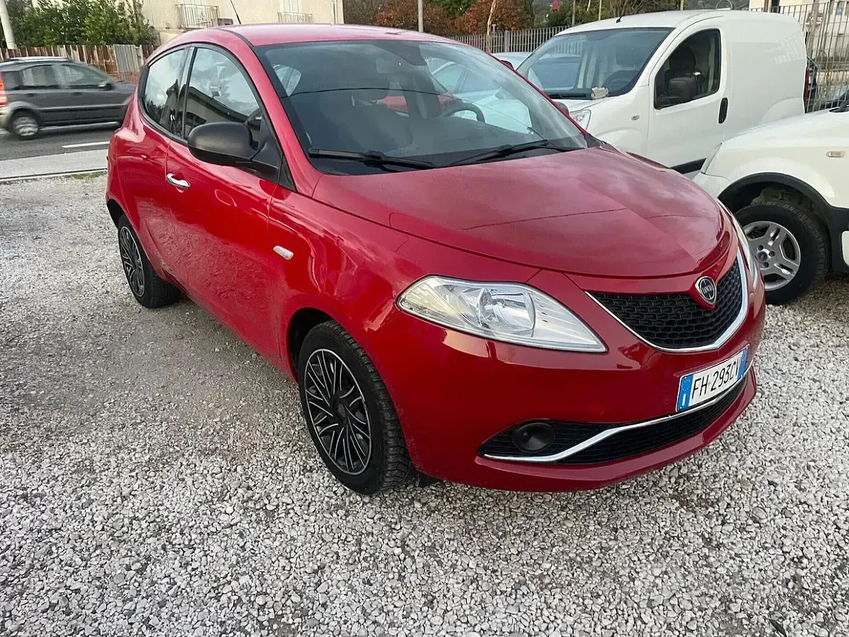Usata Lancia Ypsilon 95 CV (69 kW) 2017 Rosso Utilitaria