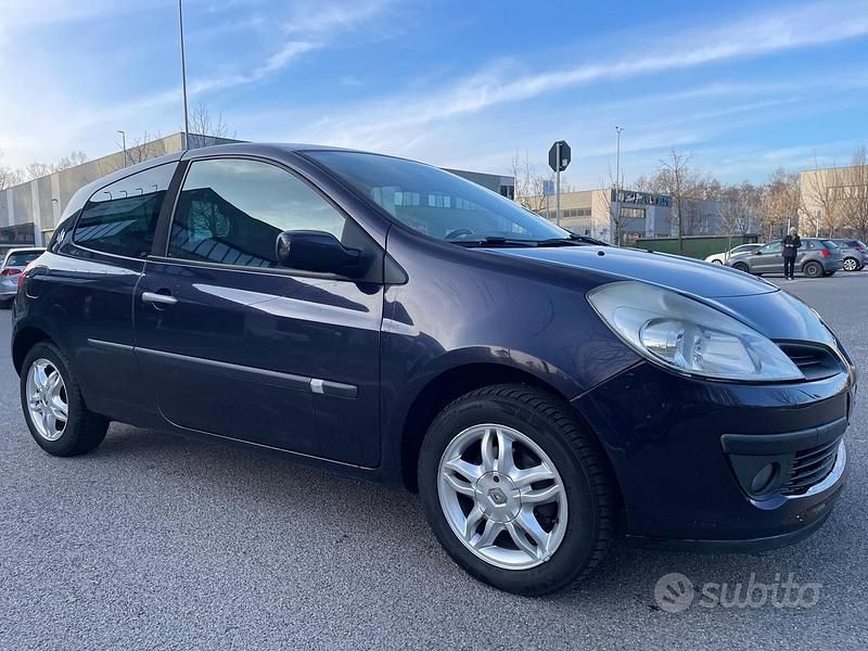 Usata Renault Clio II Dynamique 75 CV (55 kW) 2006 Blu Berlina