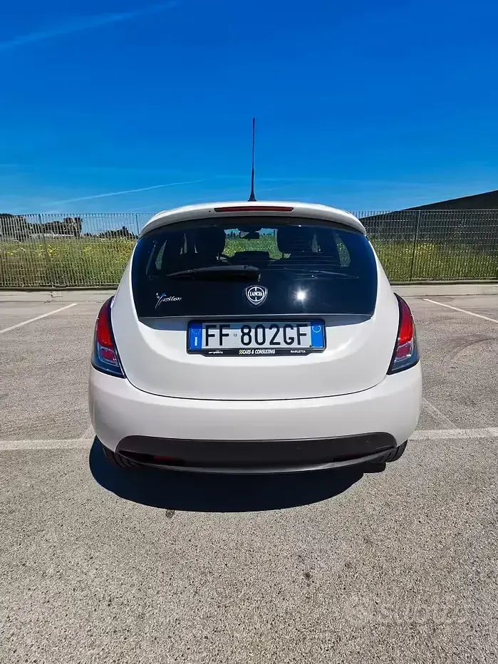 Usado Lancia Ypsilon Silver 69 HP (50 kW) 2016 Branco Citadino
