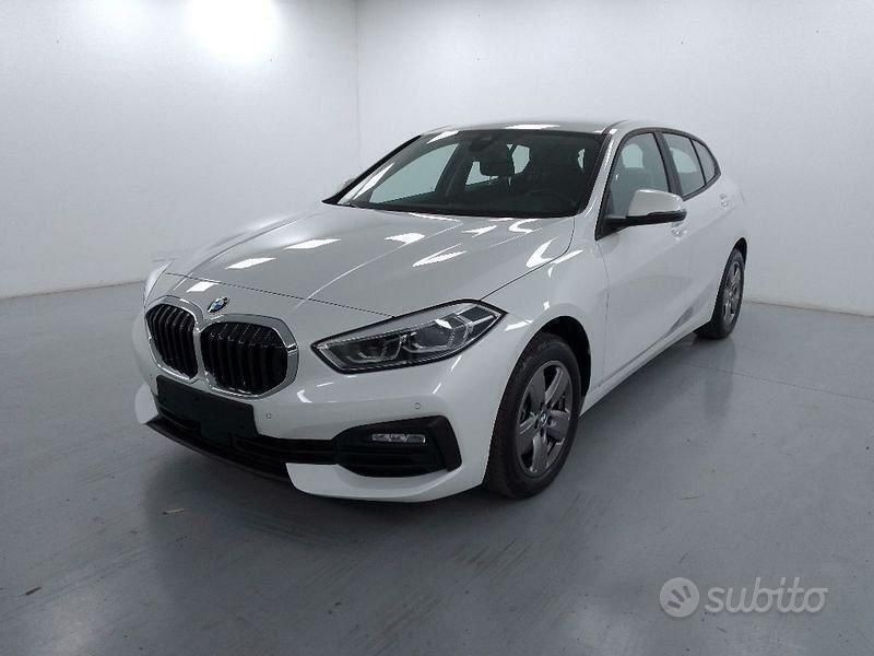 Bianco Usata 2022 BMW 118 Advantage Due volumi | 29.990 € (Buon prezzo) - Immagine 1/4
