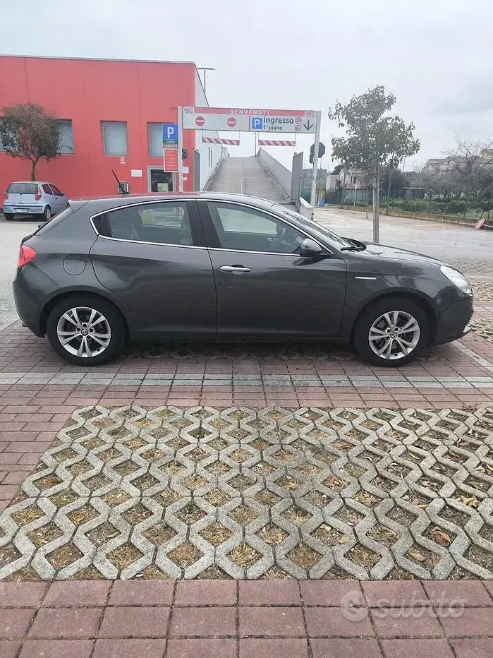 Usata Alfa Romeo Giulietta 150 CV (110 kW) 2014 Grigio Utilitaria