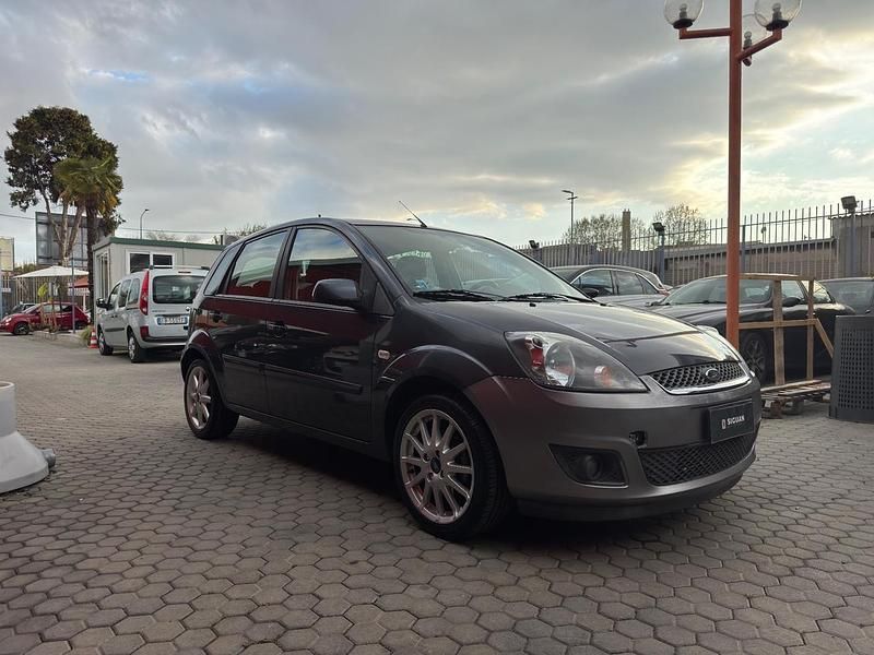 Usata Ford Fiesta Ghia 75 CV (55 kW) 2007 Grigio Utilitaria