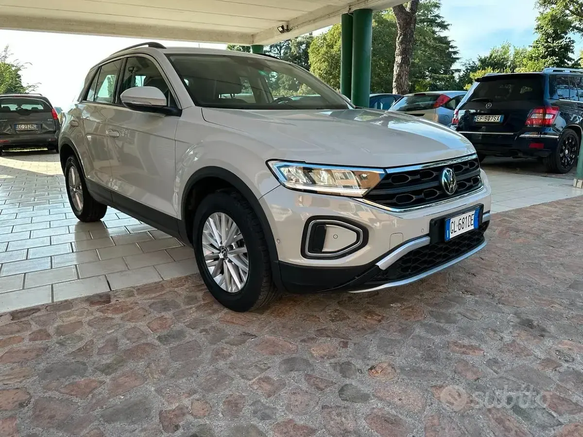Usata VW T-Roc Life 110 CV (80 kW) 2023 Beige SUV