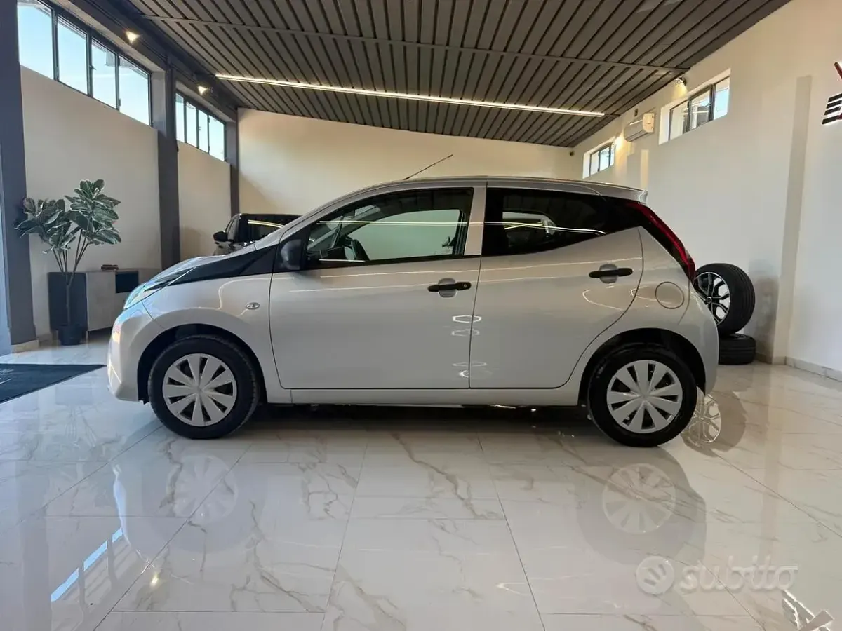 Usata Toyota Aygo Connect Style 72 CV (52 kW) 2021 Grigio Utilitaria