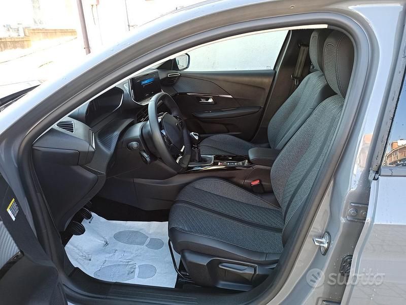 Usata Peugeot 208 Allure 100 CV (73 kW) 2025 Grigio Utilitaria