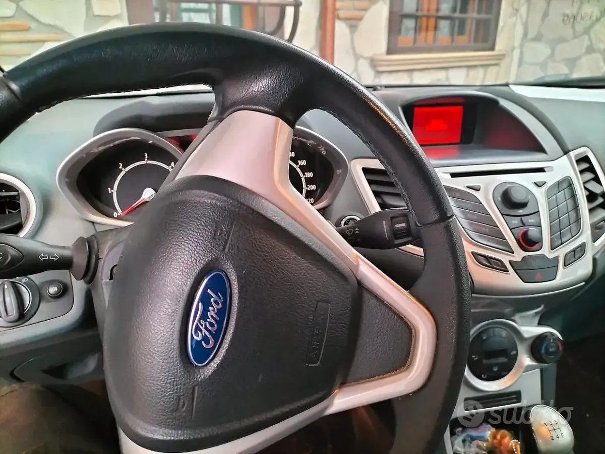 Usado Ford Fiesta 68 HP (50 kW) 2011 Cinzento Sedan
