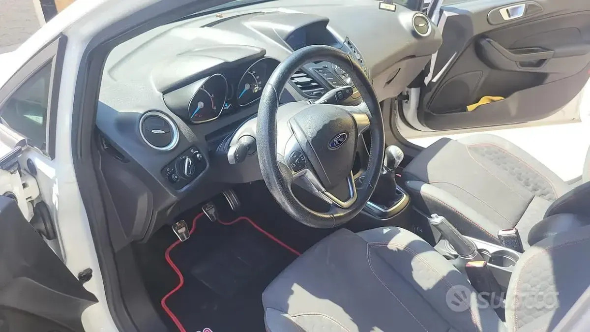 Usata Ford Fiesta ST-Line 75 CV (55 kW) 2017 Bianco Utilitaria