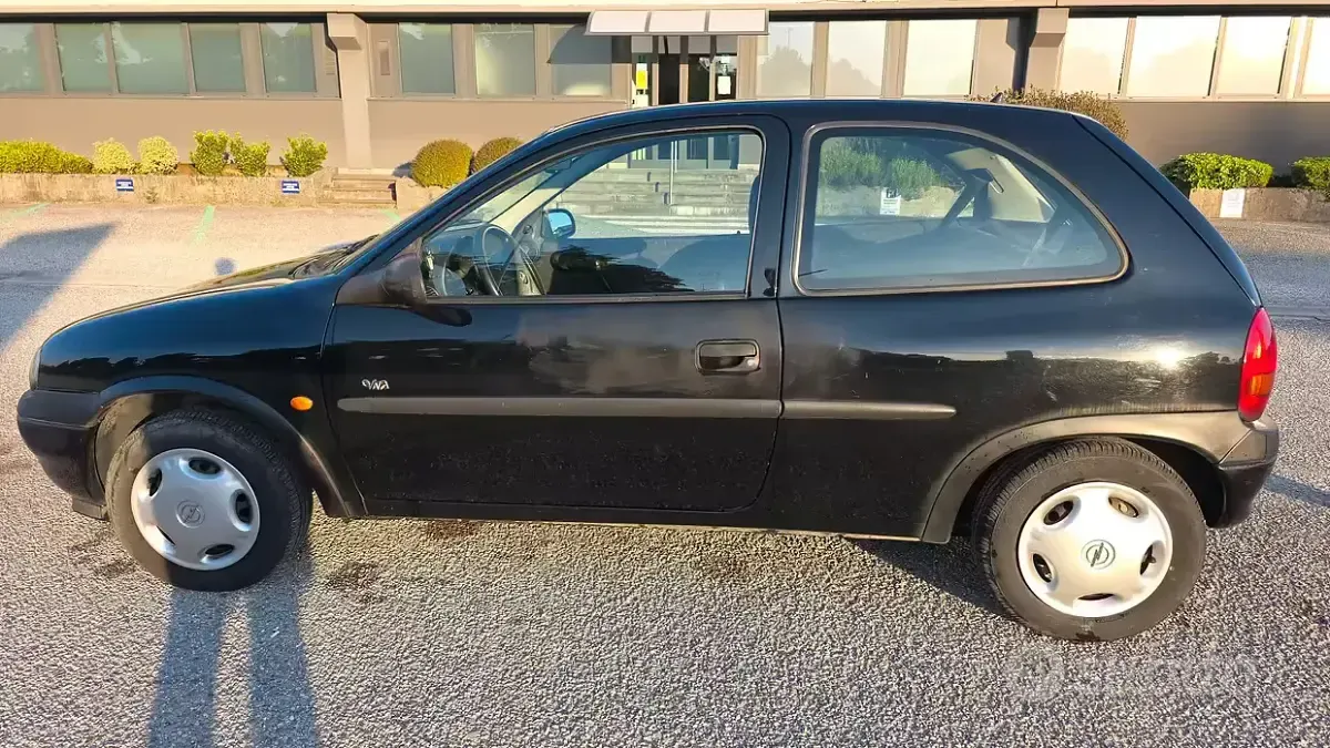 Usata Opel Corsa 55 CV (40 kW) 1998 Nero Utilitaria