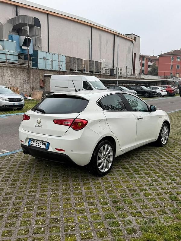 Usata Alfa Romeo Giulietta Exclusive 170 CV (125 kW) 2012 Bianco Utilitaria