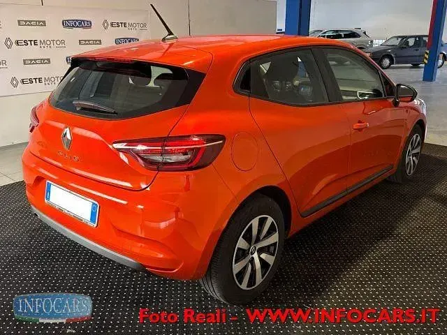 Usata Renault Clio V Equilibre 65 CV (47 kW) 2023 Arancione Berlina