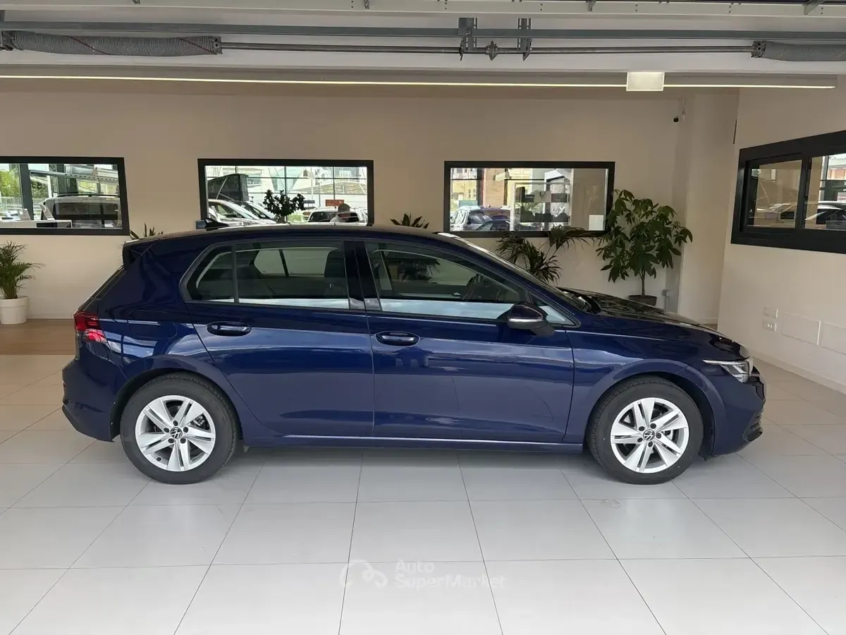 Usata VW Golf VIII Life 116 CV (85 kW) 2024 Blu Berlina