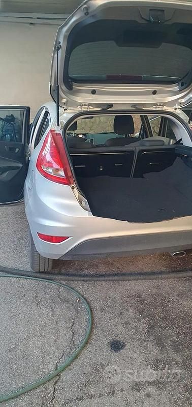 Usata Ford Fiesta 80 CV (58 kW) 2011 Grigio Berlina