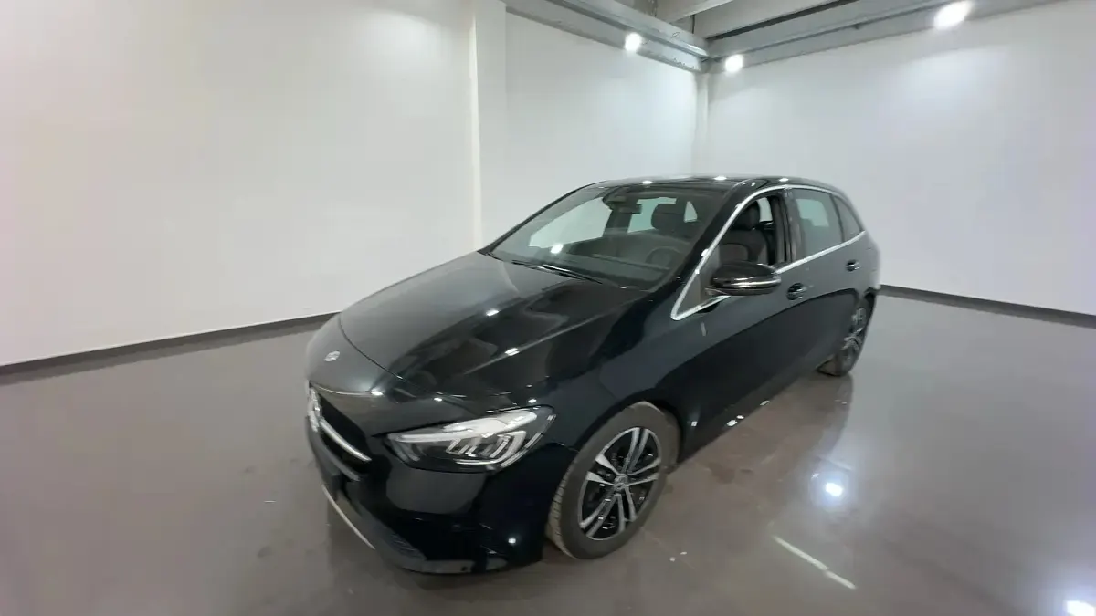 Usata Mercedes B180 116 CV (85 kW) 2024 Cosmos black met Utilitaria