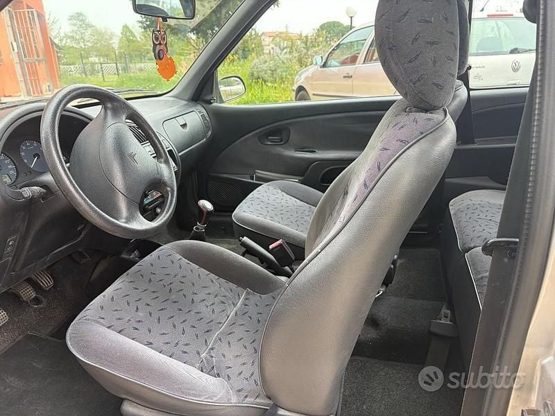 Usata Citroën Saxo 60 CV (44 kW) 2001 Grigio Utilitaria