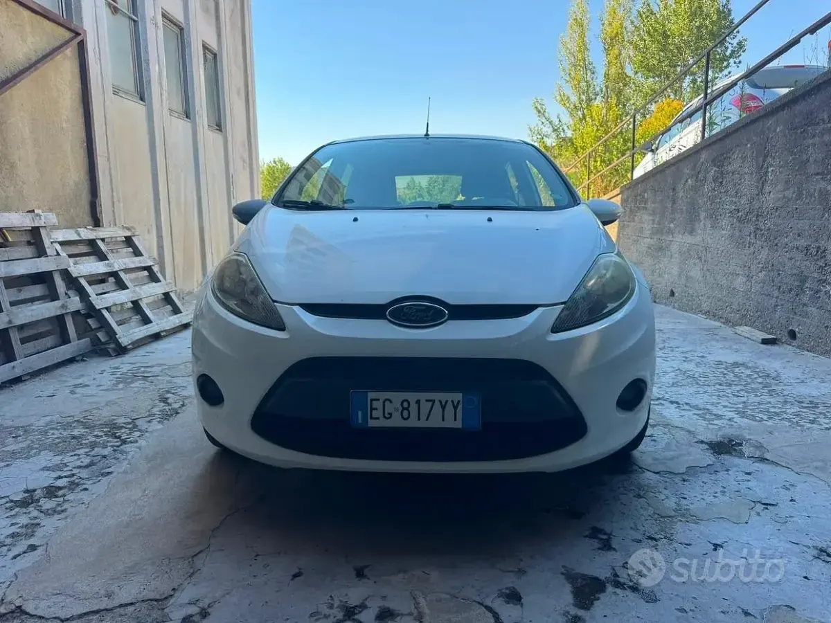 Usata Ford Fiesta Ghia 70 CV (51 kW) 2011 Bianco Berlina
