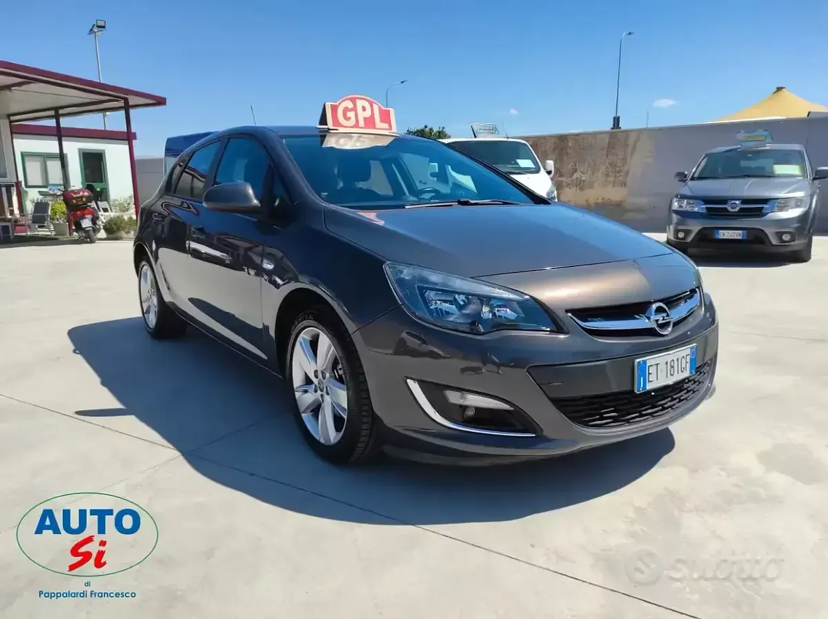 Usata Opel Astra 140 CV (102 kW) 2013 Grigio Berlina