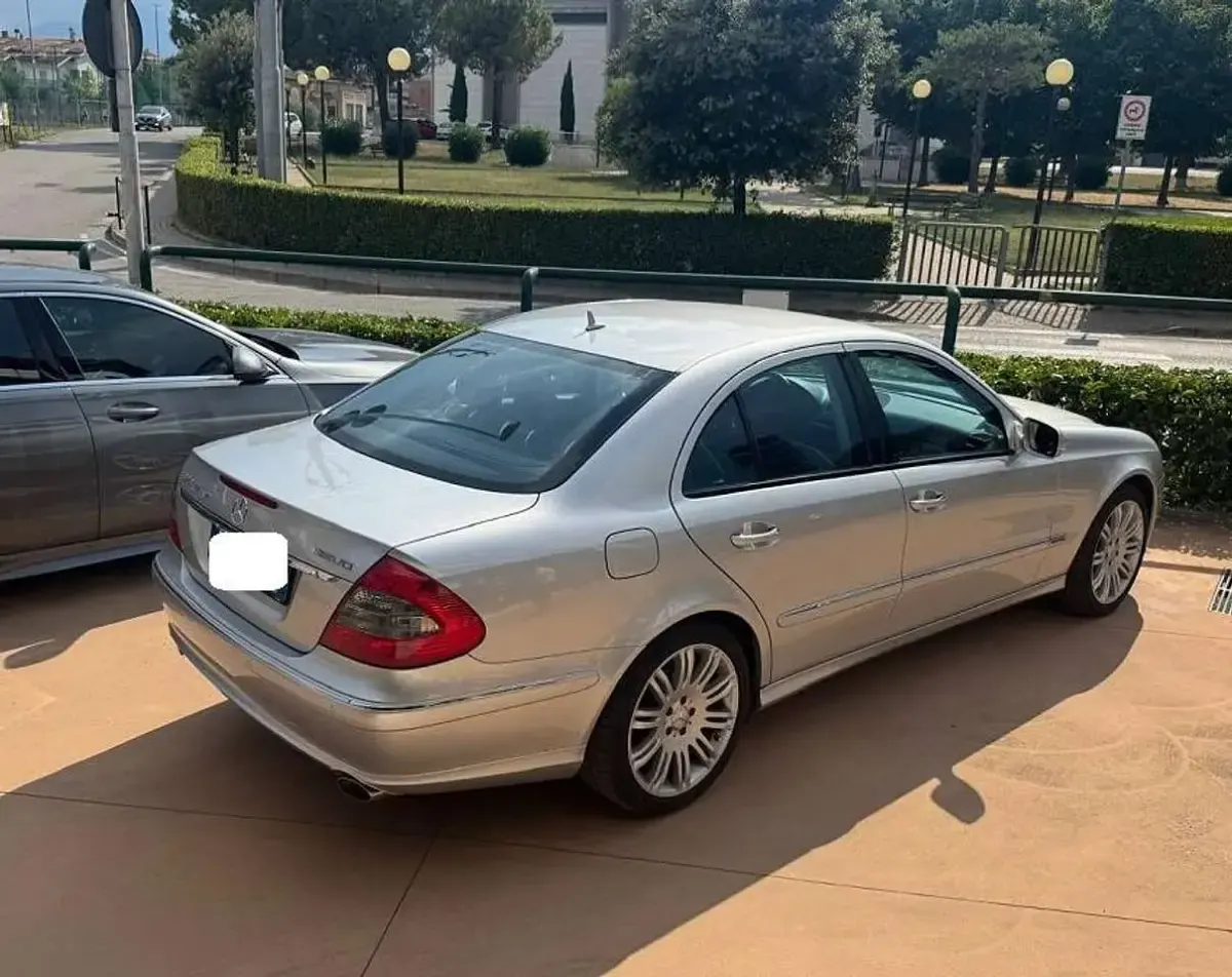 Usata Mercedes E320 Avantgarde 224 CV (164 kW) 2006 Argento Berlina