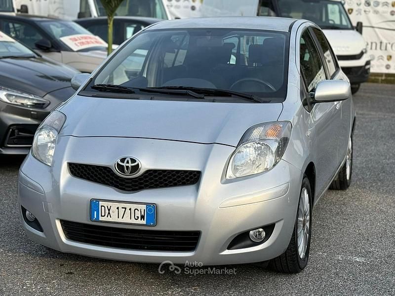 Usata Toyota Yaris 101 CV (74 kW) 2009 Gray Utilitaria