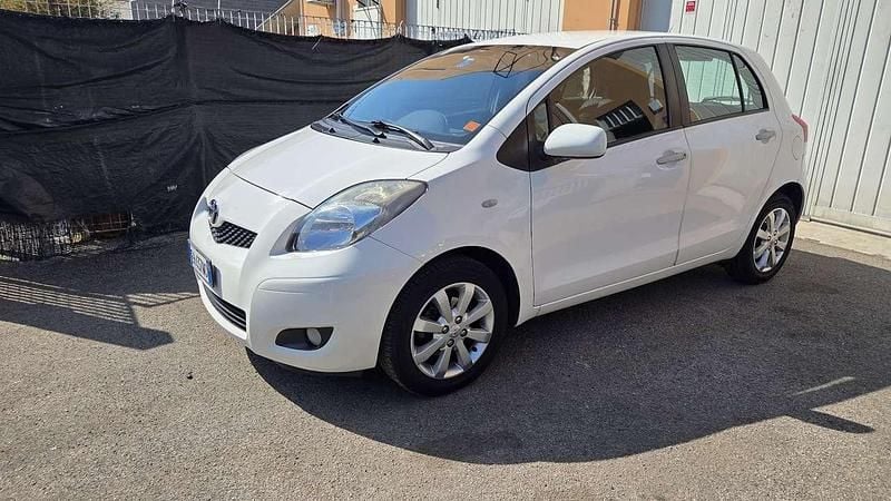 Usata Toyota Yaris Sol 69 CV (50 kW) 2011 Bianco Utilitaria