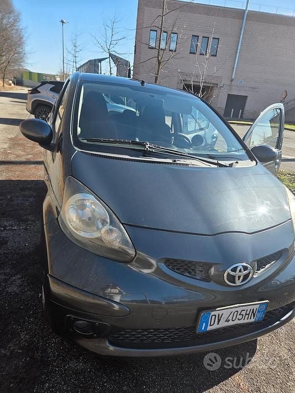 Usado Toyota Aygo 68 HP (50 kW) 2005 Cinzento Citadino