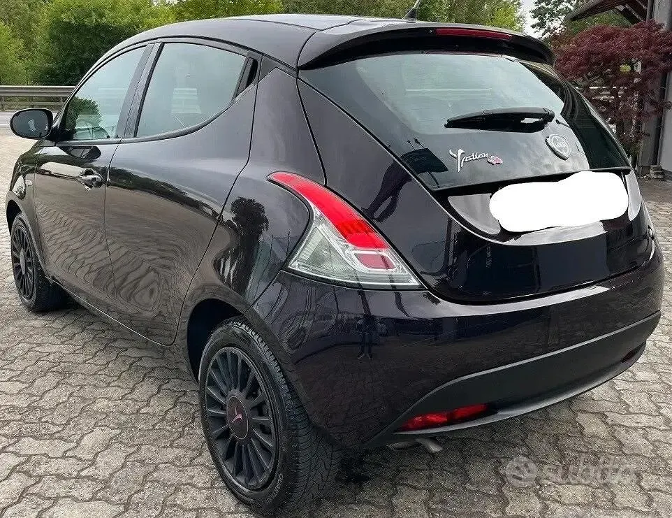 Usata Lancia Ypsilon 69 CV (50 kW) 2013 Nero Utilitaria