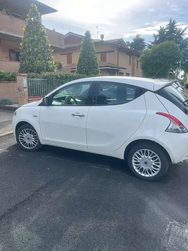 Begagnad Lancia Ypsilon Gold 69 HK (50 kW) 2017 Vit Halvkombi