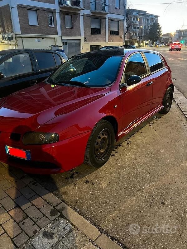 Rosso Usata 2002 Alfa Romeo 147 Due volumi | 900 € (Buon prezzo) - Immagine 1/4