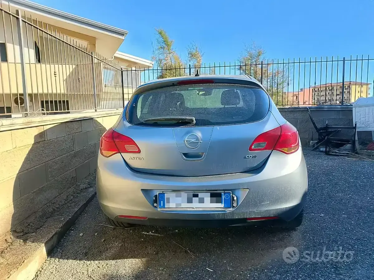 Usata Opel Astra 60 CV (44 kW) 2012 Grigio Berlina