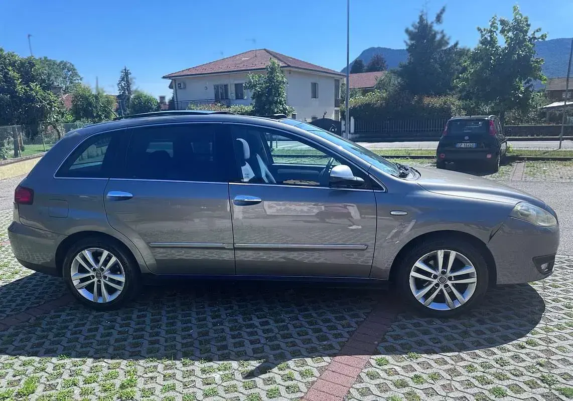 Usata Fiat Croma Emotion 150 CV (110 kW) 2010 Grigio Station wagon