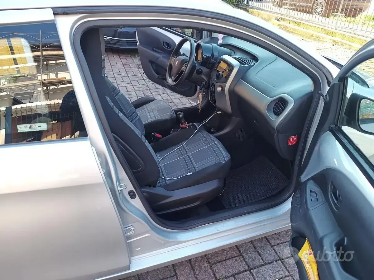 Usata Peugeot 108 69 CV (50 kW) 2017 Grigio Berlina