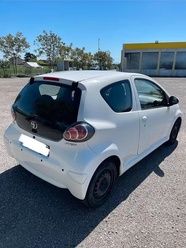 Usata Toyota Aygo 68 CV (50 kW) 2012 Bianco Utilitaria