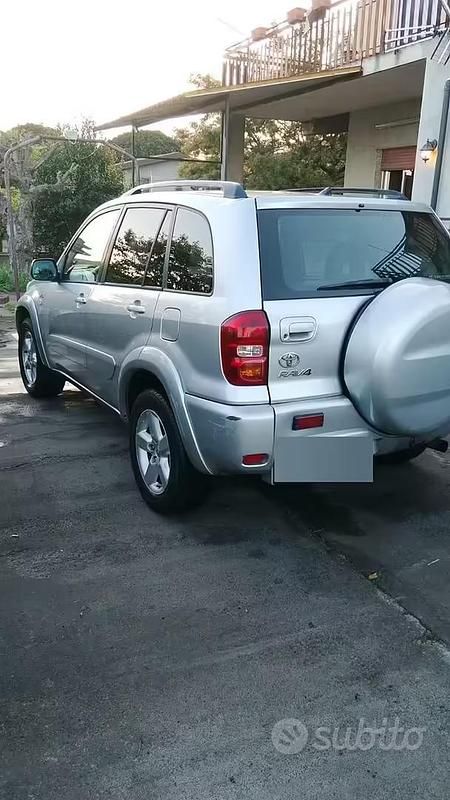 Second-hand Toyota RAV4 128 CP (94 kW) 2005 SUV