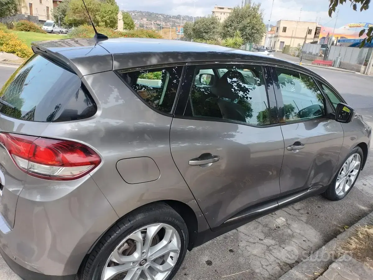 Usata Renault Scénic 110 CV (80 kW) 2017 Monovolume