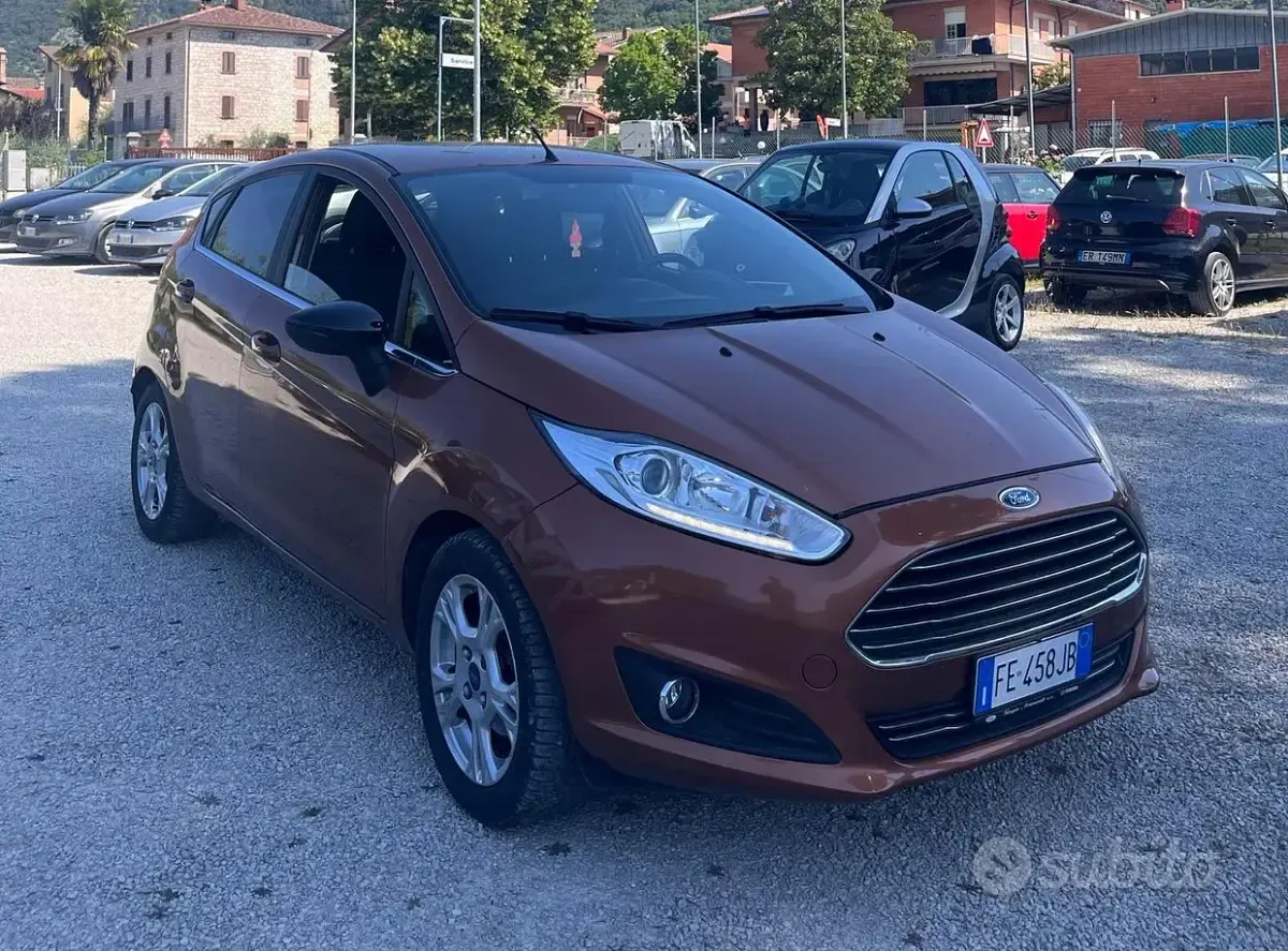 Usata Ford Fiesta 75 CV (55 kW) 2016 Marrone Utilitaria