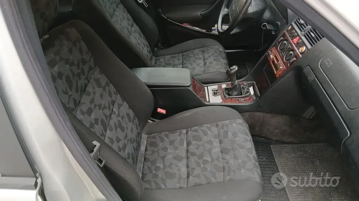 Usata Mercedes C220 192 CV (141 kW) 1998 Grigio Berlina