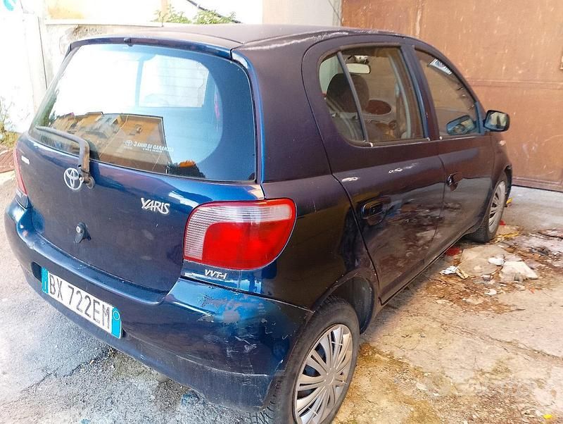 Usata Toyota Yaris 2001 Blu Berlina