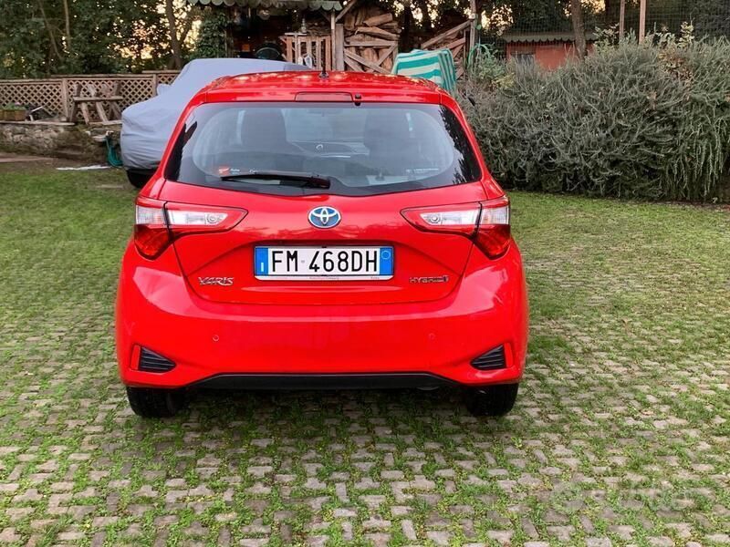 Rosso Usata 2017 Toyota Yaris Hybrid Due volumi | 10.000 € (Buon prezzo) - Immagine 1/2