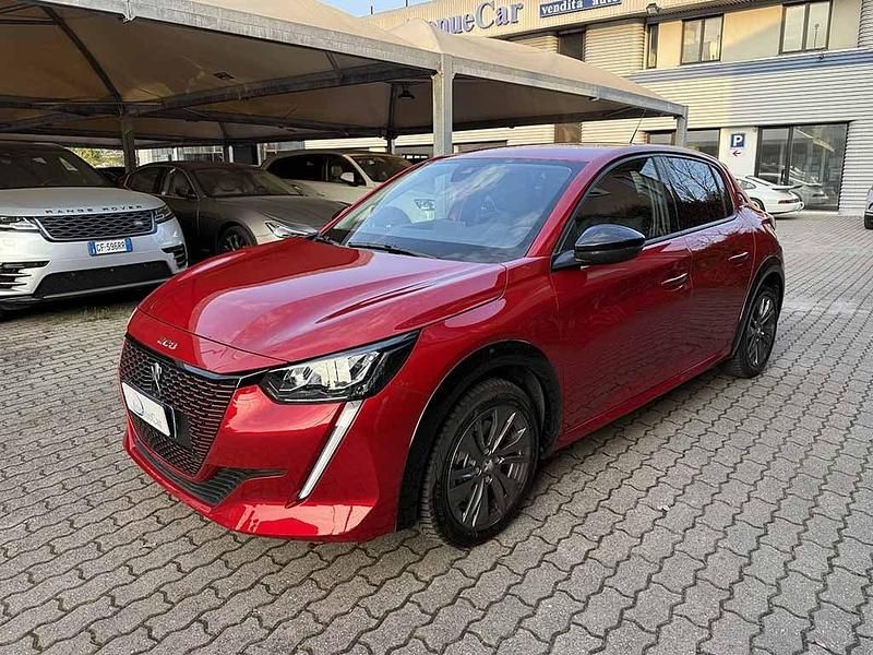 Usata Peugeot e-208 Allure 100 kW (136 CV) 2022 Rosso / metallizzato Utilitaria