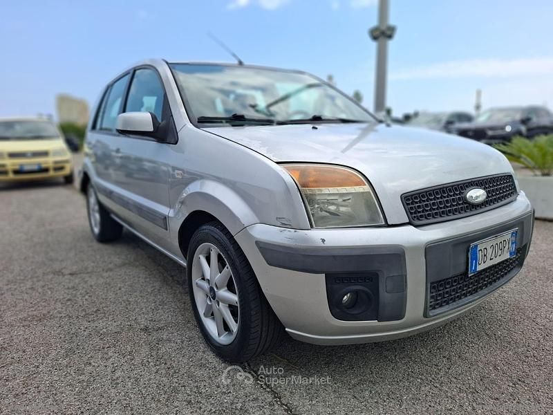 Usata Ford Fusion 68 CV (50 kW) 2006 Gray Monovolume