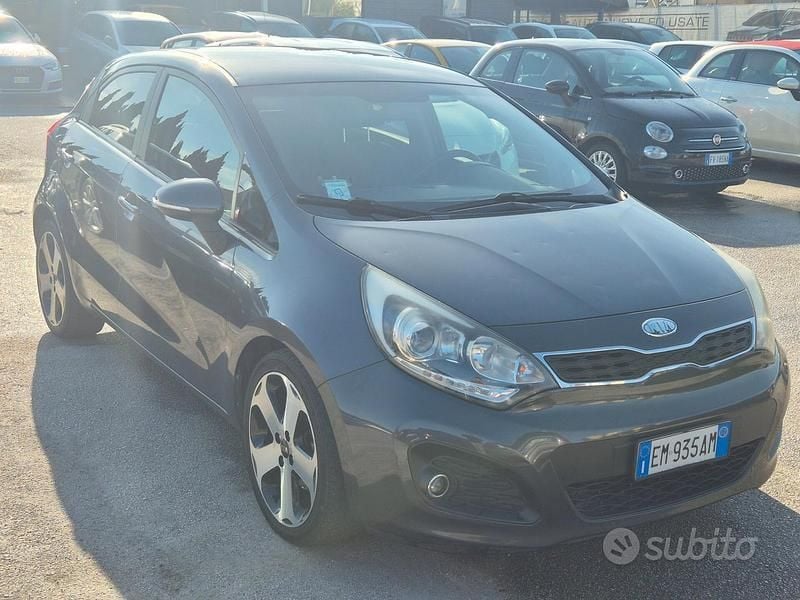 Nero Usata 2012 Kia Rio Plus Tre volumi | 5900 € (Buon prezzo) - Immagine 1/4