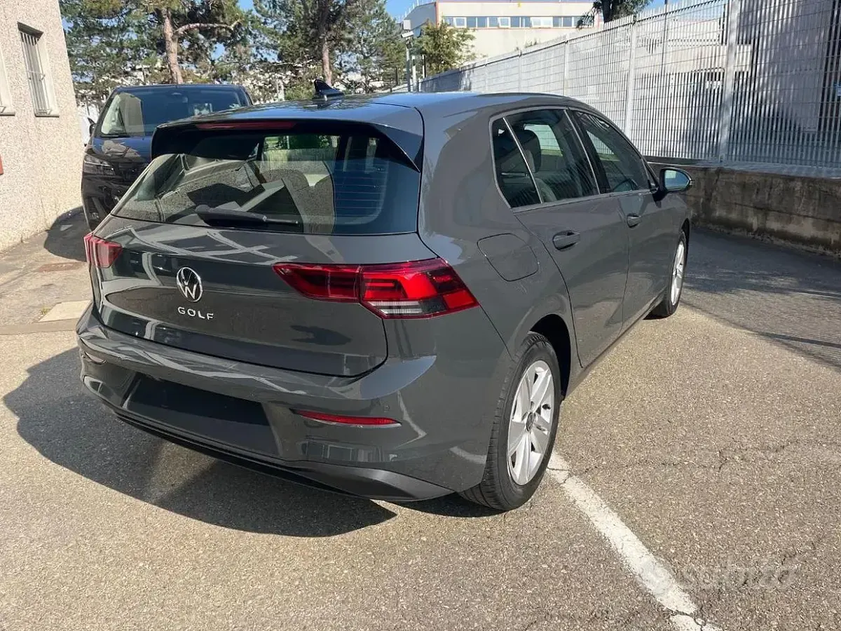 Usata VW Golf VIII Life 116 CV (85 kW) 2024 Grigio Berlina